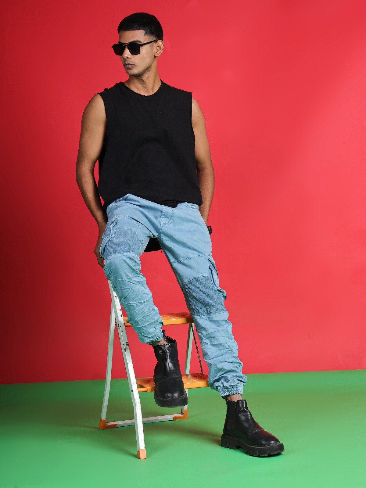 Una vista de una playa desde la cima de una colina